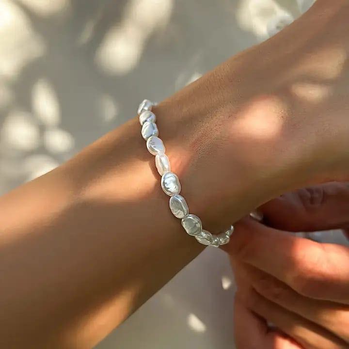 Pulsera de perlas blancas