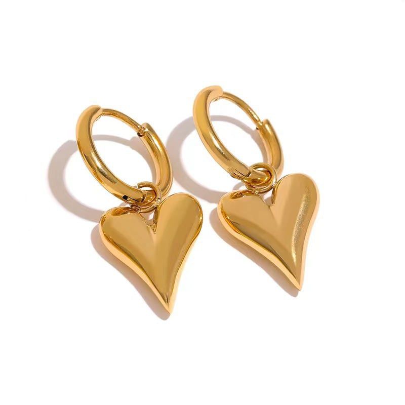 Aretes de corazón dorado