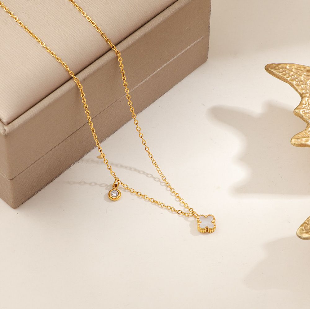 Collar de florecita blanca con circonia