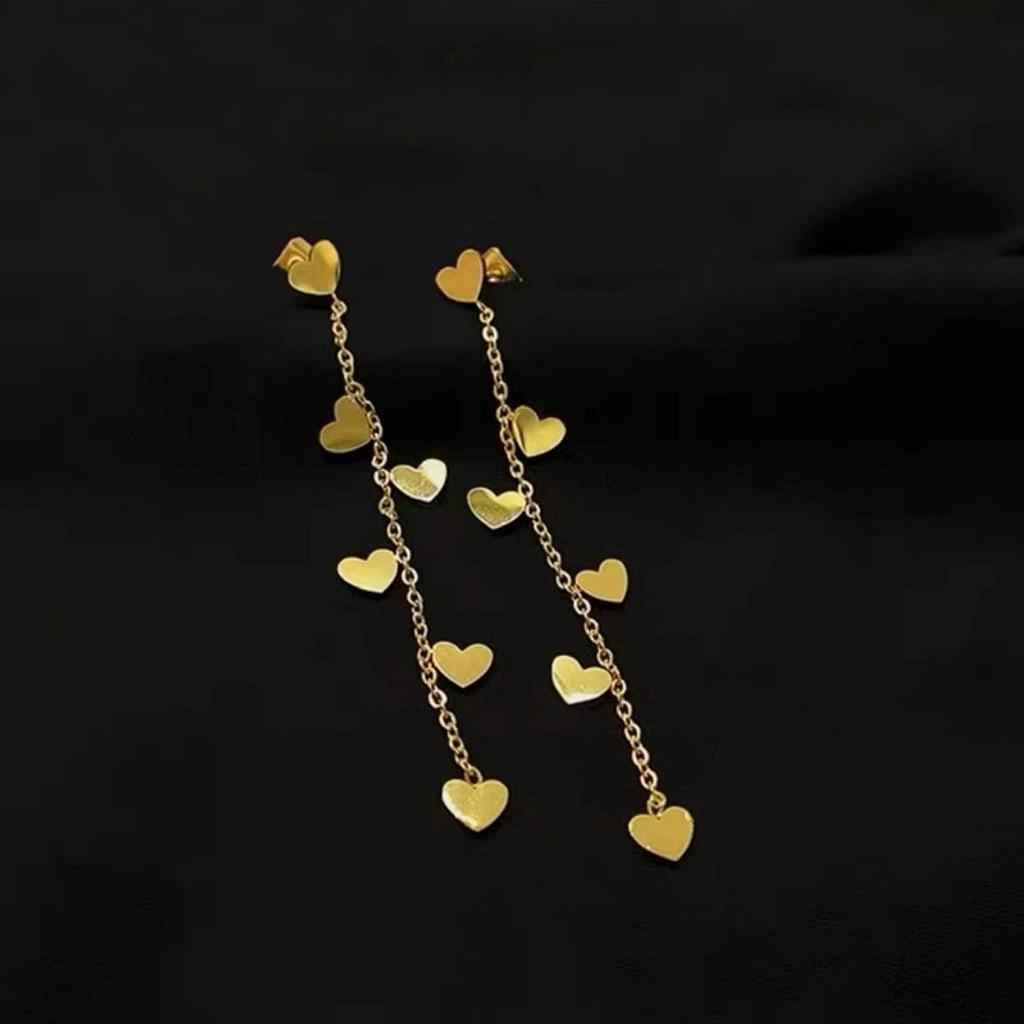 Aretes largos de corazones baño de oro