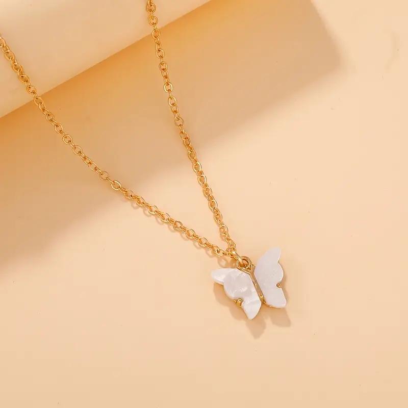 Collar de mariposa blanca