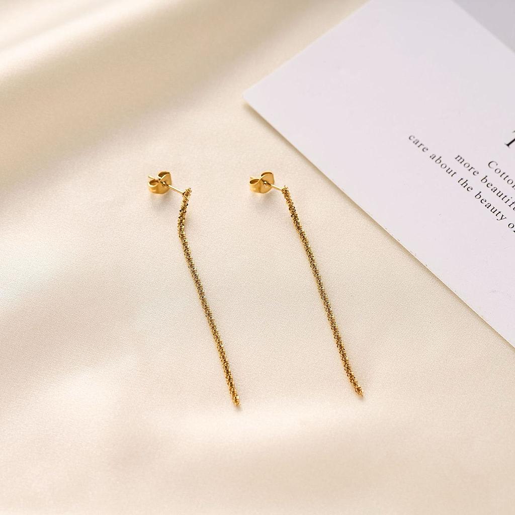 Aretes largos dorados con baño de oro
